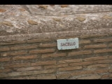 00479 ostia - regio ii - decumanus maximus - sacello - schild.jpg